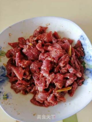 芹菜炒牛肉的做法步骤：2