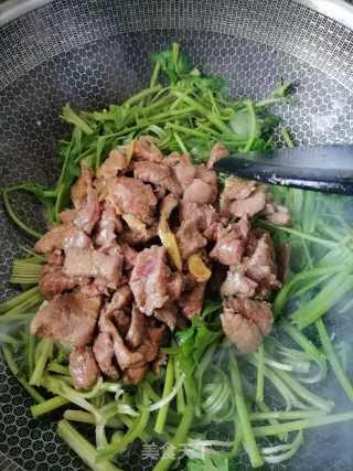 芹菜炒牛肉的做法步骤：4