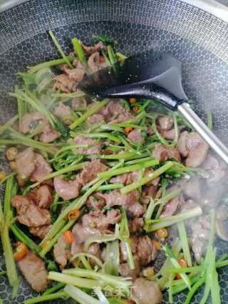 芹菜炒牛肉的做法步骤：5