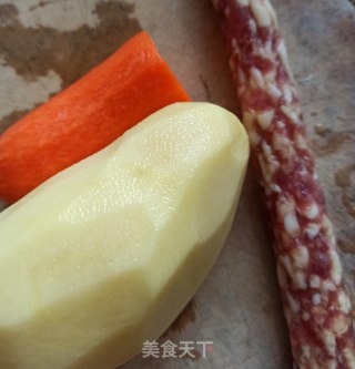 胡萝卜土豆香肠合蒸的做法步骤：1