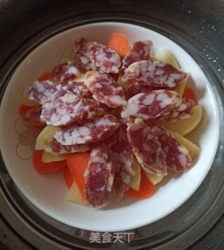 胡萝卜土豆香肠合蒸的做法步骤：4
