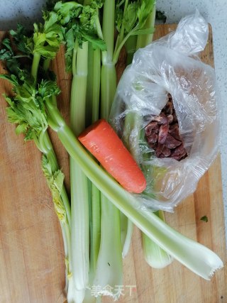 芹菜炒牛肉的做法步骤：1