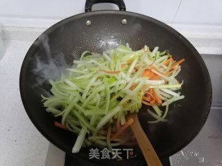 芹菜炒牛肉的做法步骤：3