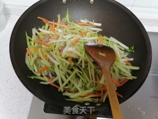 芹菜炒牛肉的做法步骤：4
