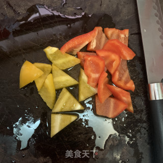 甜椒炒五花肉的做法步骤：1