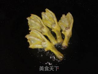 椒盐炸鸭脚的做法步骤：1