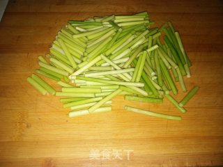 蒜苔炒牛肉的做法步骤：1