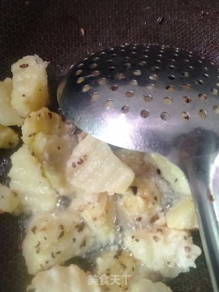 特色香酥土豆块的做法步骤：7