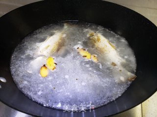 鲫鱼豆腐汤的做法步骤：7