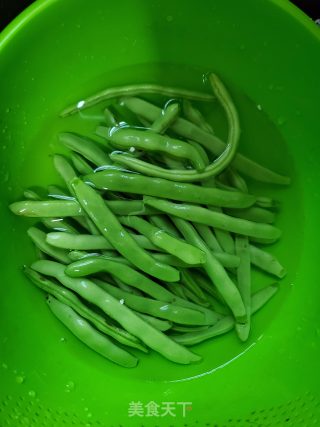 四季豆炒腊味的做法步骤：2