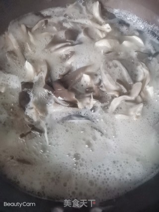蘑菇炒鸡肉的做法步骤：1