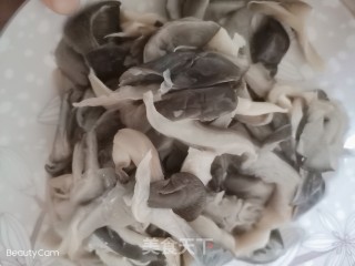 蘑菇炒鸡肉的做法步骤：2