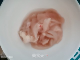 蘑菇炒鸡肉的做法步骤：3