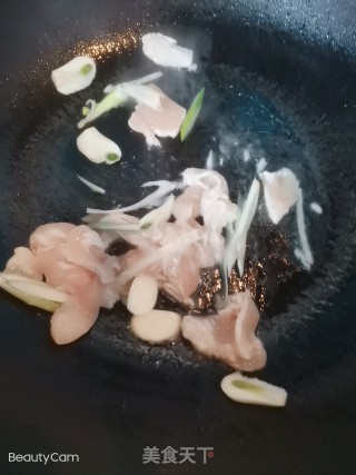 蘑菇炒鸡肉的做法步骤：4