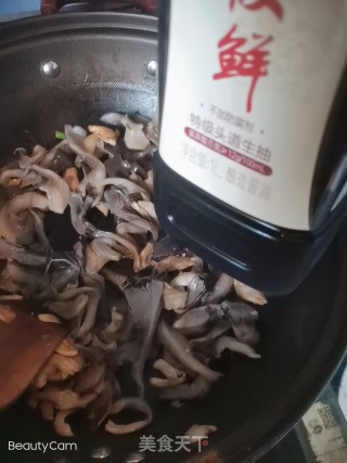蘑菇炒鸡肉的做法步骤：5