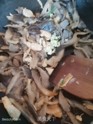 蘑菇炒鸡肉的做法步骤：6