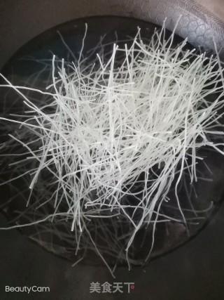 凉拌黄瓜和粉丝的做法步骤：1