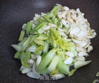 西芹炒百合的做法步骤：4