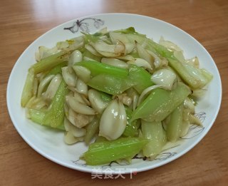 西芹炒百合的做法步骤：6