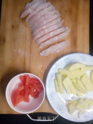 番茄土豆巴沙鱼的做法步骤：1