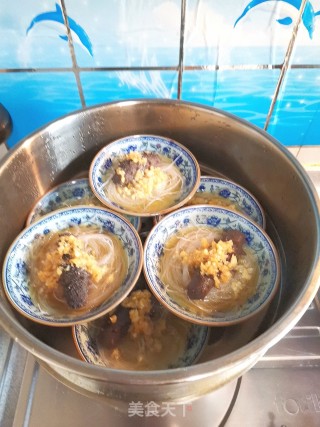 火麻蒜蓉粉丝蒸海叁的做法步骤：3
