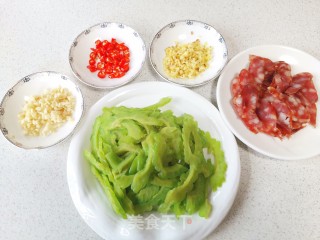 火麻仁香肠炒苦瓜的做法步骤：1