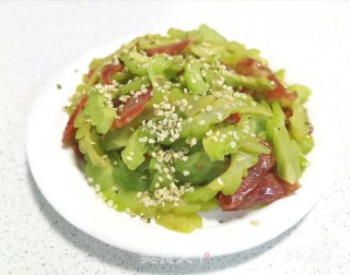 火麻仁香肠炒苦瓜的做法步骤：2