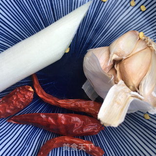 香菇炒西芹的做法步骤：2