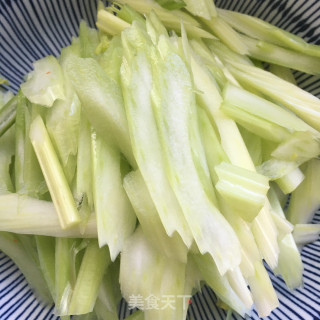 香菇炒西芹的做法步骤：3