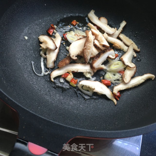 香菇炒西芹的做法步骤：5