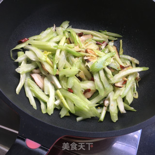 香菇炒西芹的做法步骤：6