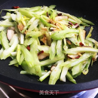 香菇炒西芹的做法步骤：7