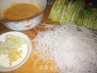包菜粉丝炒鸡蛋的做法步骤：1