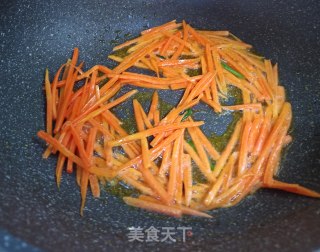 韭菜炒胡萝卜丝的做法步骤：3