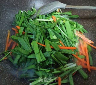 韭菜炒胡萝卜丝的做法步骤：4