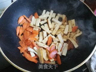 冬笋胡萝卜炒豆干的做法步骤：3