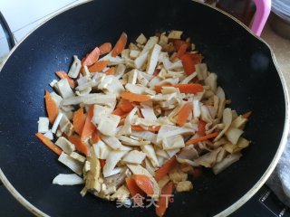 冬笋胡萝卜炒豆干的做法步骤：4