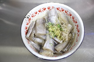 干炸带鱼的做法步骤：2