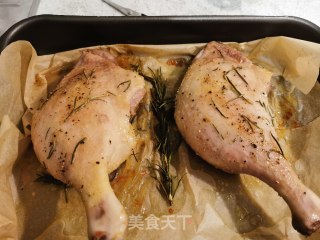 抱子甘蓝配迷迭香烤鸭腿的做法步骤：4