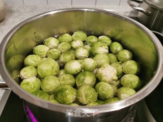 抱子甘蓝配迷迭香烤鸭腿的做法步骤：6