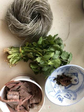 牛肉粉丝汤的做法步骤：1