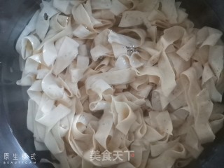 菠菜豆皮的做法步骤：1