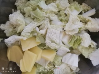 炖白菜鸡肉丸子的做法步骤：1
