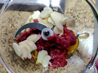 儿童食谱——番茄烩牛丸的做法步骤：1