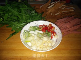 韭菜炒香干的做法步骤：1