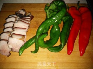 双椒炒腊肉的做法步骤：1