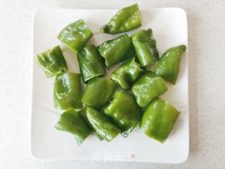 火麻仁虎皮尖椒的做法步骤：1