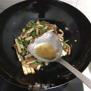 豆干炒肉丝的做法步骤：4