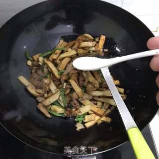 豆干炒肉丝的做法步骤：6