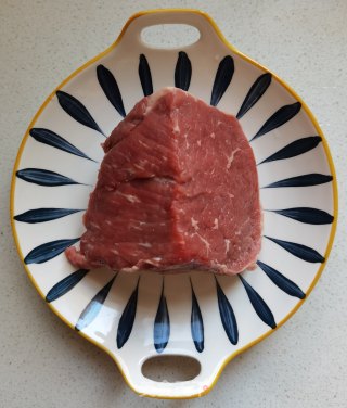 彩椒牛肉丁的做法步骤：1